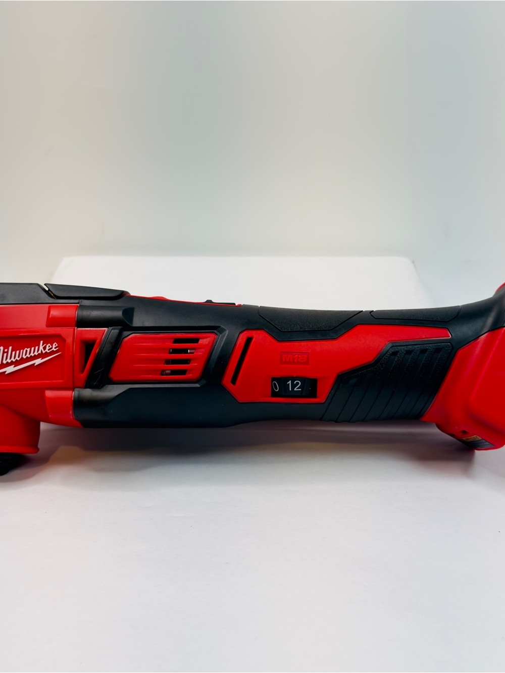 Milwaukee 2626-20 M18 18V Lithium-Ion Cordless Oscillating Tool - Picture 2 of 9